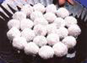Red and White Glutinous Flour Dumpling (Khanom Tom Daeng, Khanom Tom Khaow)